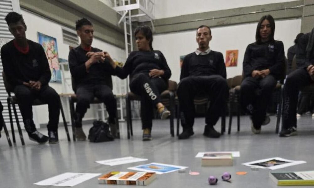 Casi 800 Jóvenes Víctimas del Conflmo Armado Han Sido Atendidos por el Idipron en Bogotá Durante 2025