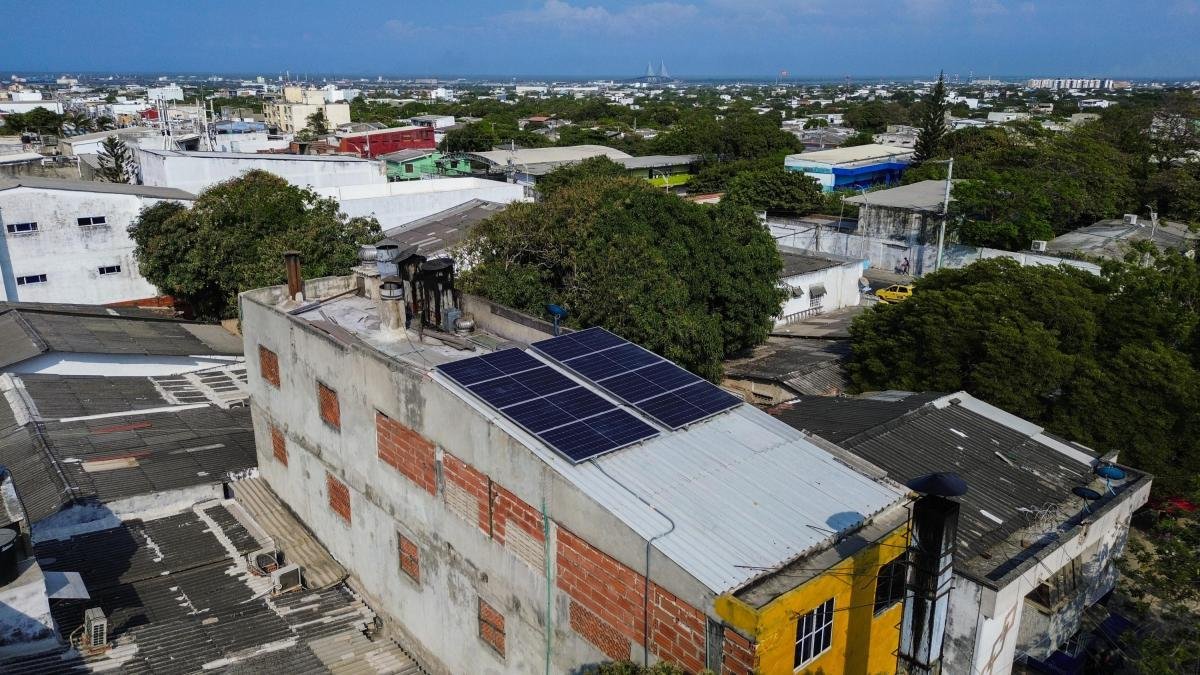 Instalacia de Paneles Solares en Tiende de Barrio