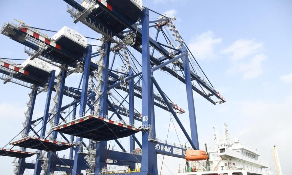 Las Tres megagrúas que operarán en Puerto Antioquia Llegaron Al Muelle Tras Tres Meses de Vije Desde China