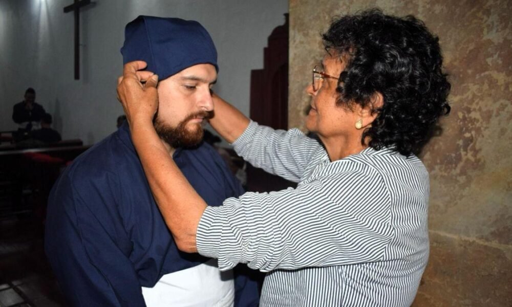 La Historia de Un Carguero que Ha Recorrido las Calles de la Ciudad Blanca Desde Los 4 Años