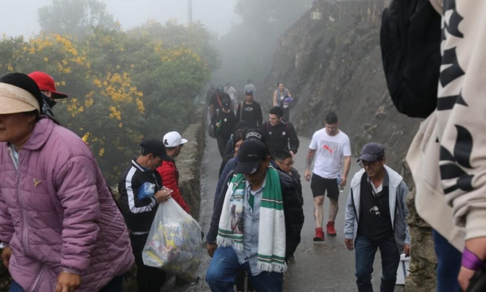 Alrededor de 30,000 personajes subieron un monserrate este jueves santo: así funciona el recorrido