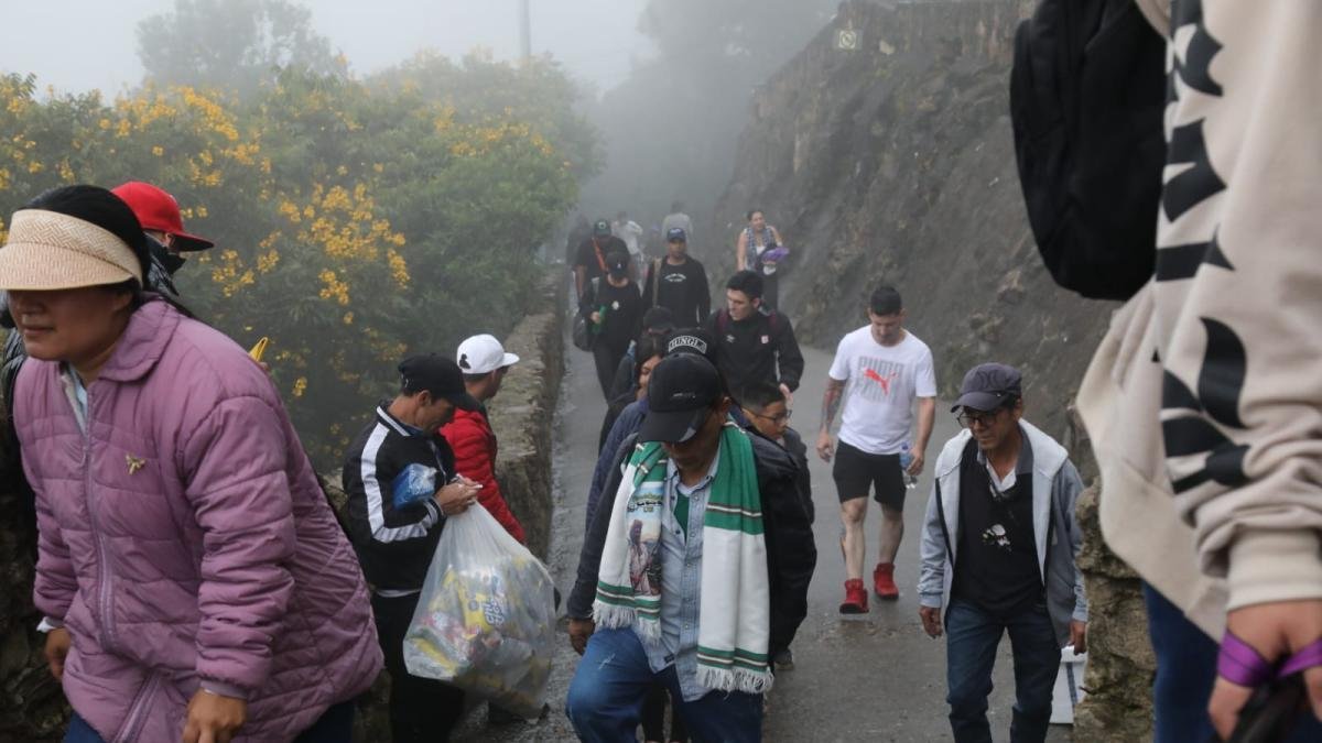 Alrededor de 30,000 personajes subieron un monserrate este jueves santo: así funciona el recorrido
