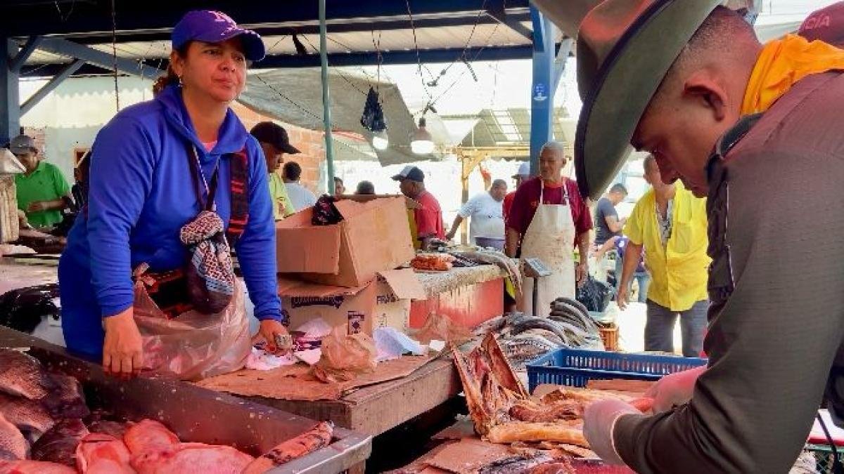 Policía Refuerza Control en la Plaza del Pescado por Semana Santa