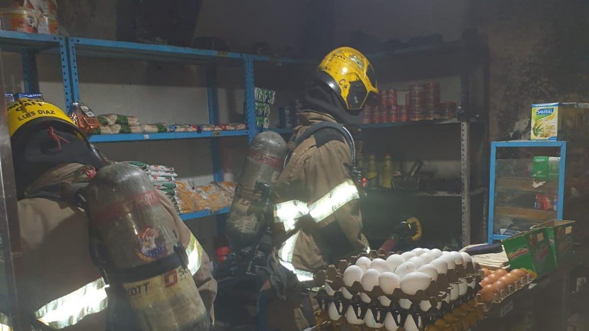 Voraz Incendio en una Casa de Cali Dejó A 2 Personas Atrapadas, Entre Ellas, Mujer de 73 Años: Así Fue El Rescate
