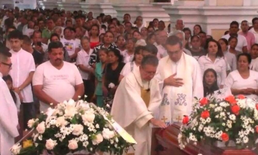 El Último adiós un los dos Hermanos que Murieron en atentado con motocicleta bomba en la plata, huila: 'es muy duro'