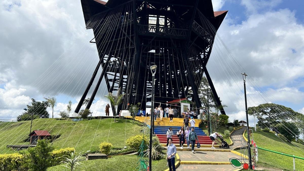 Los Hechos que Rodean La Muerte del Hombre que Cayó del Útimo Piso del Mirador de Filandia