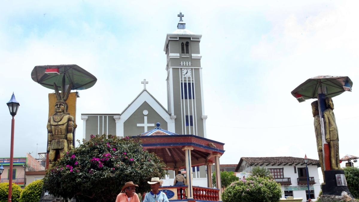 DOS POLICÍAS LOGRARON DEFENTERSE DE ACRAROS A PLENA LUZ DEL DIA EN VERLES, VALLE DEL CAUCA