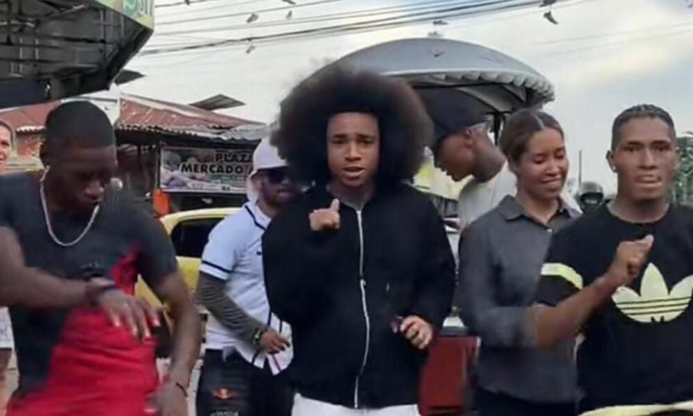 Con un potente Baile de Salsa Choke, El Reconcido Tiktoker Noel Robinson Mostró Su Llegada A Cali