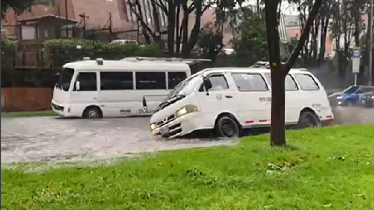 fueles lluvias causaron inundaciones en la calle 127 y Colapsaron la Movilidad en Hora Pico
