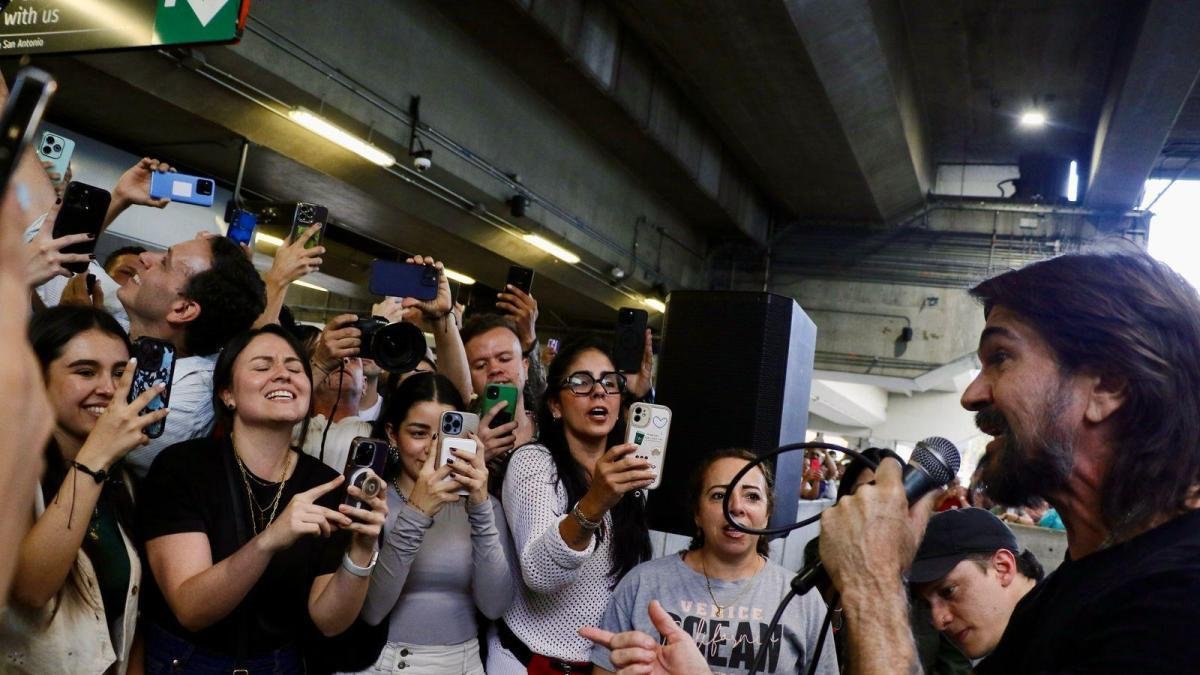 Juanes Sorprendió Cantando 'una noche contigo' en el Metro de Medellín
