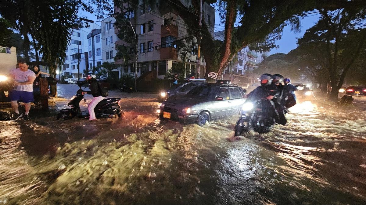 Aguacero Volvió un poner en aprietos a Buena parte de cali: heno inundaciones y fuerte congestioso vial