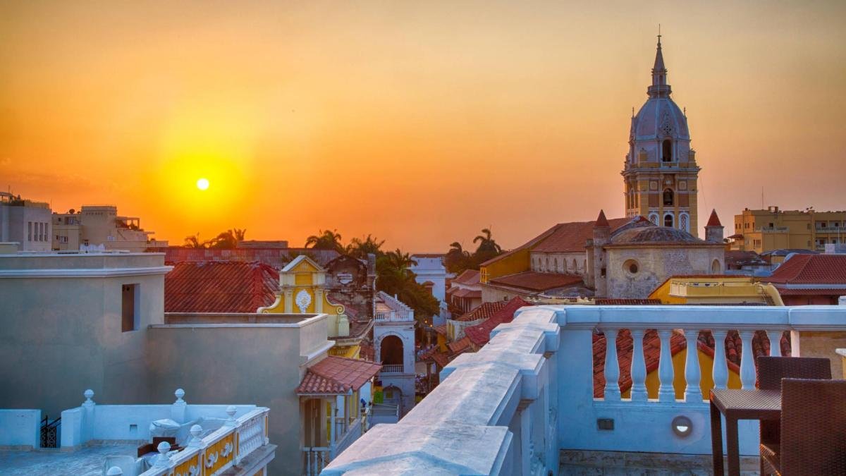 Así Estará el Tiempo Este Lunes, Entre Calor, Nubes y Posibilidad de Lluvias
