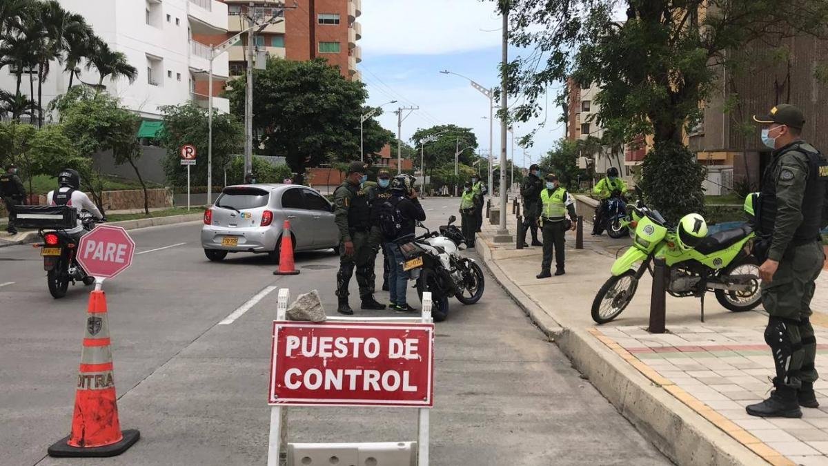 CAPTURAN A 8 PERSONAS CON FUSIL AK-47 Y TRES PISTOLAS EN ALLANAnamiento en El Barrio Villanueva de Barranquilla