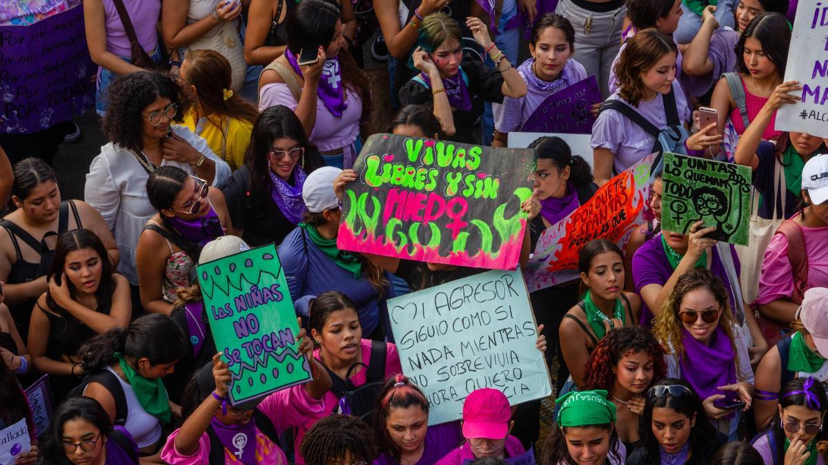 Brutal ataque de una pandilla a una mujer en puertio tejada, norte del cauca: lo transmiteron en vivo