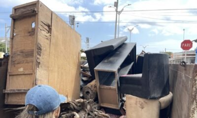 Muebles, Neveras y Colchones Entre Los Desechos