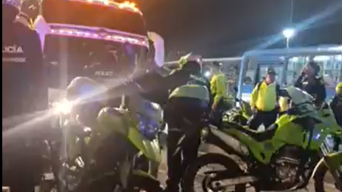 ¿Qé Pasó Entre Hinchas del Bucaramanga y la Policía Metropolitana?