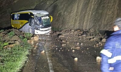 Tragedia en Santander: Enorme Roca Cayó Sobre un bus en vía nacional y mató a un viaJero de 24 años
