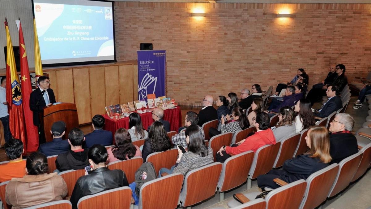 La Embajada de China Donó 300 Bibliotecas A Biblio de la Filbo 2025, Fortaleciendo la Cooperación Cultural Con Bogotá