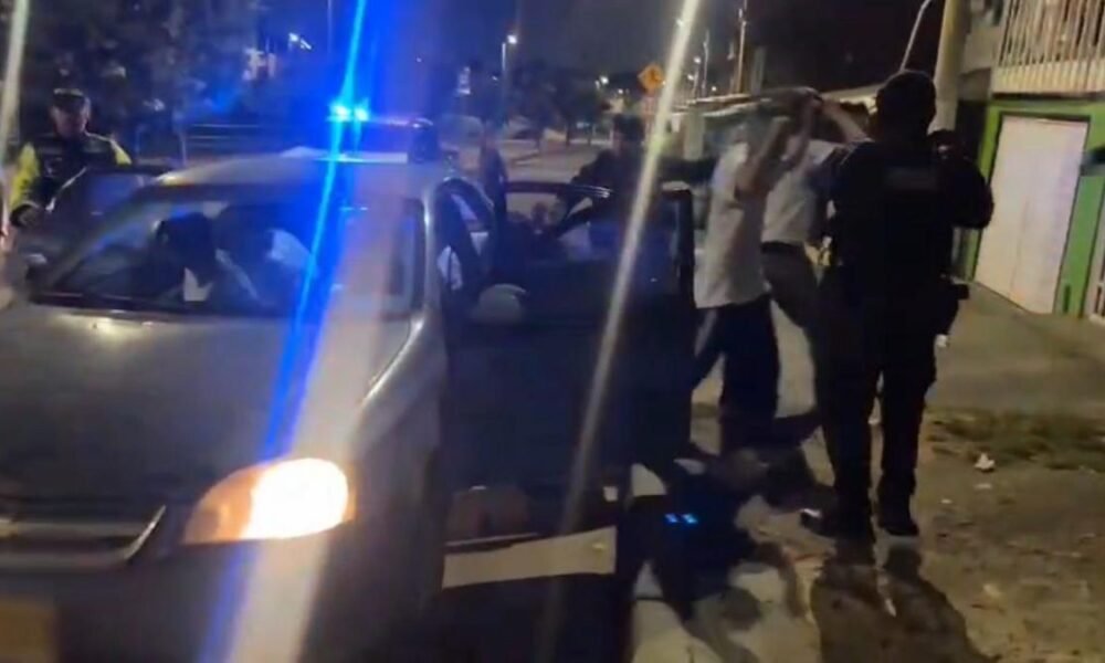 CAPTURADOS TRES HOMBRES QUE USANORES MENORES PARA HOIivar VEHÍCULOS POR APLICACIÓN EN CIUD