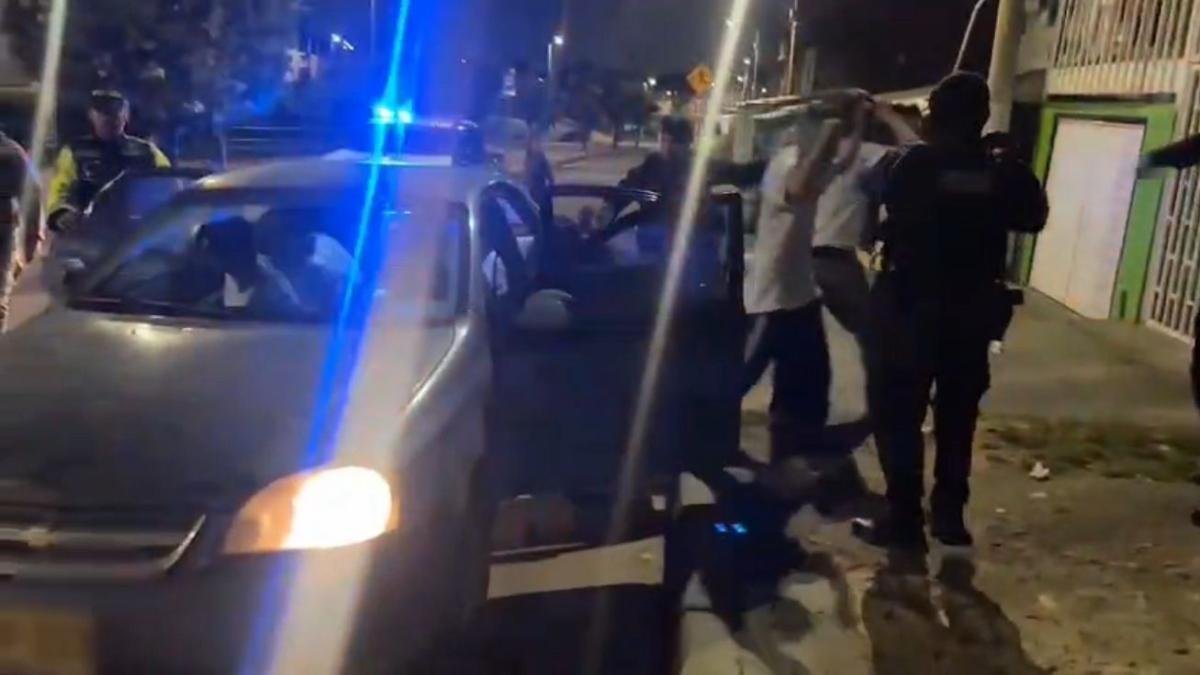 CAPTURADOS TRES HOMBRES QUE USANORES MENORES PARA HOIivar VEHÍCULOS POR APLICACIÓN EN CIUD