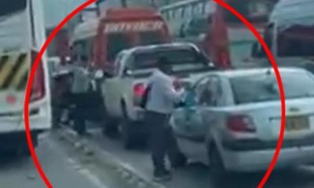 El Video del Violento Robo en El Norte de Bogotá; conductores hijo atacados mientras están en un trancón