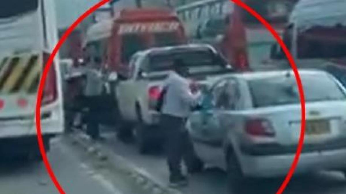 El Video del Violento Robo en El Norte de Bogotá; conductores hijo atacados mientras están en un trancón