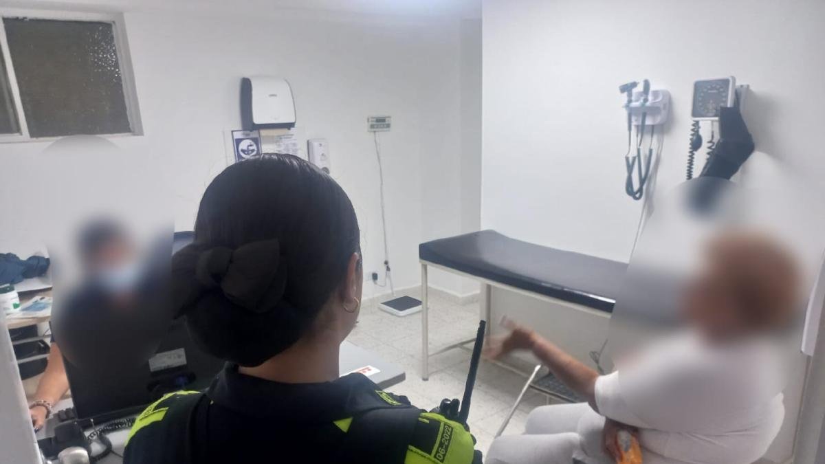 La Trista Historia de Adulto Alcalde, Al Parecer, Obligada por su hija a vivir en el Antejardín de su Casa en Cali