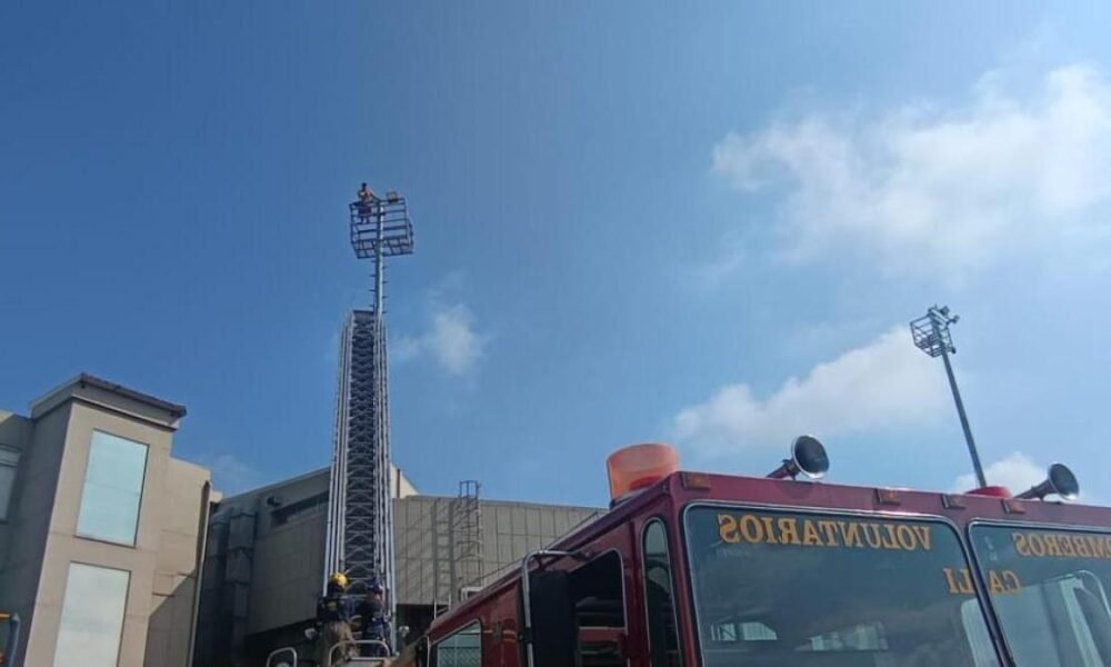 Ingresantes Imágenes | Un hombre se subió a una luminaria de 15 metros de altura del aeropuerto del valle