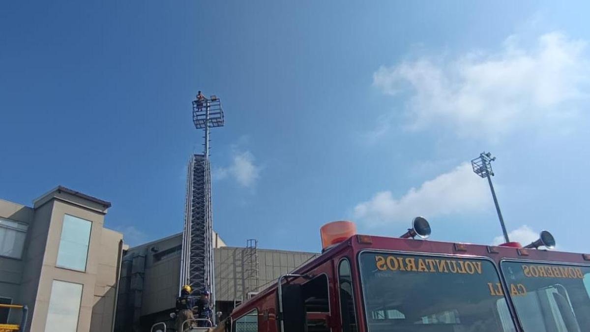 Ingresantes Imágenes | Un hombre se subió a una luminaria de 15 metros de altura del aeropuerto del valle