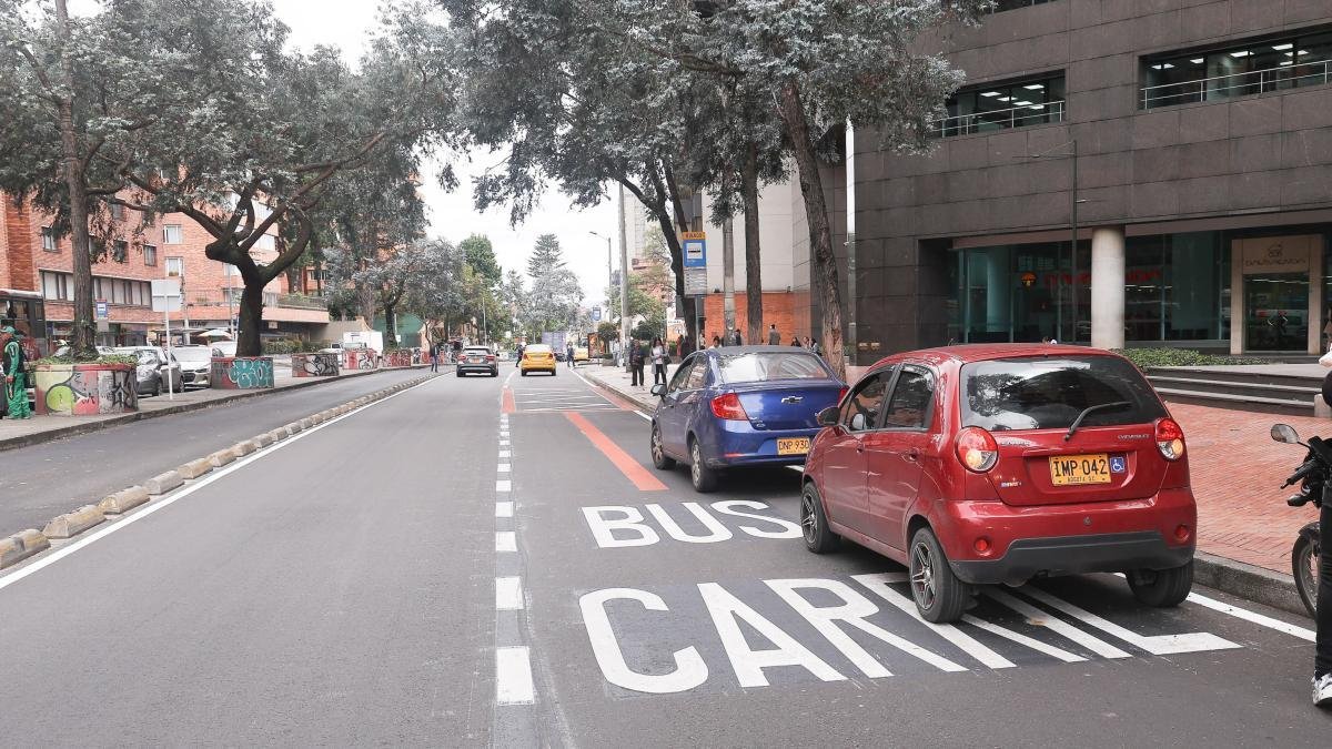 ¿Usted es uno de los que circula por el el Carril preferencial del autobús? Ojo, Esta es La Sanción que Puede Recibir