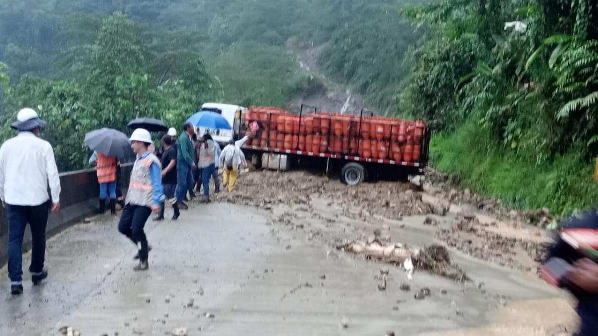 Cierre Total de la Vía Medellín-Quibdó por Derrumbe: heno Personas Afectadas