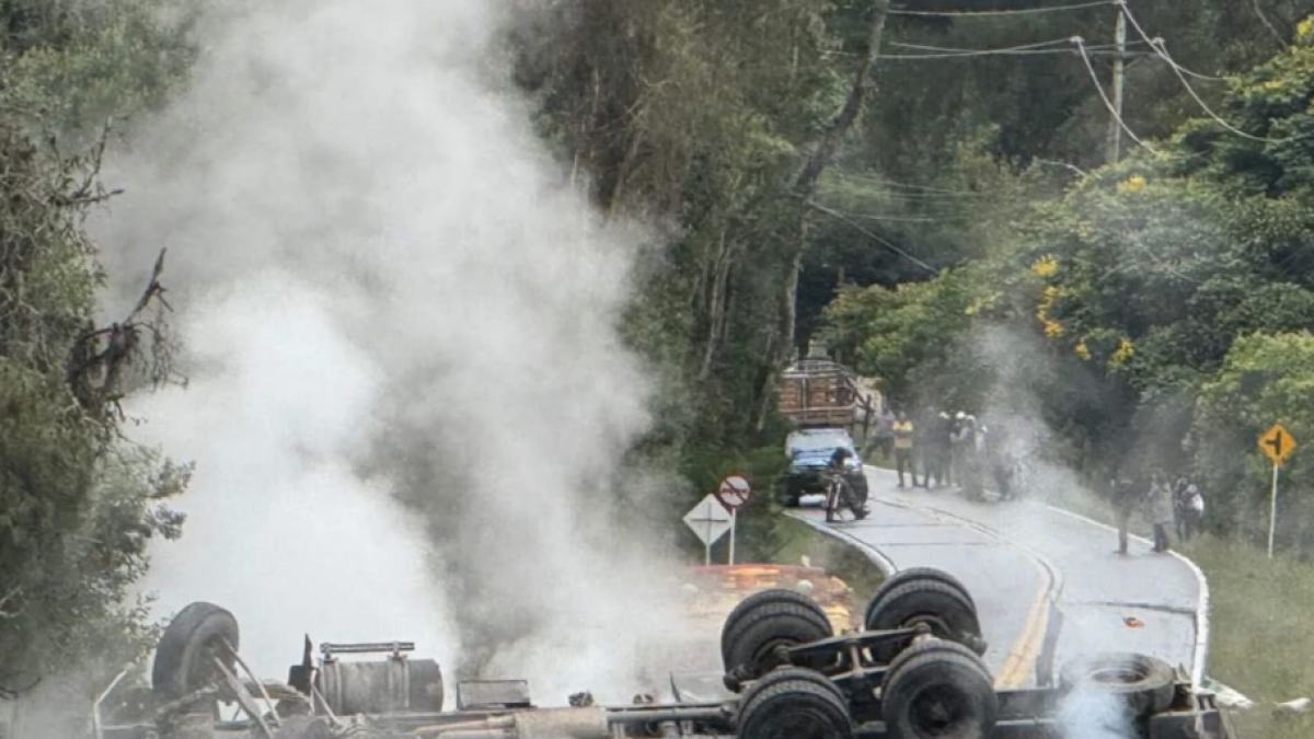 Camión que transportaba gas se volcó en la vía sesquilé