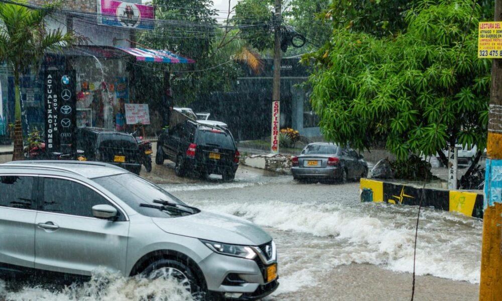 FUERTES LLUVIAS EN BARRANQUILLA EMERGENCIAS DE EMERGICIAS POR DESBORDAMIENTO DE ARTROYOS E INUNDAPONES