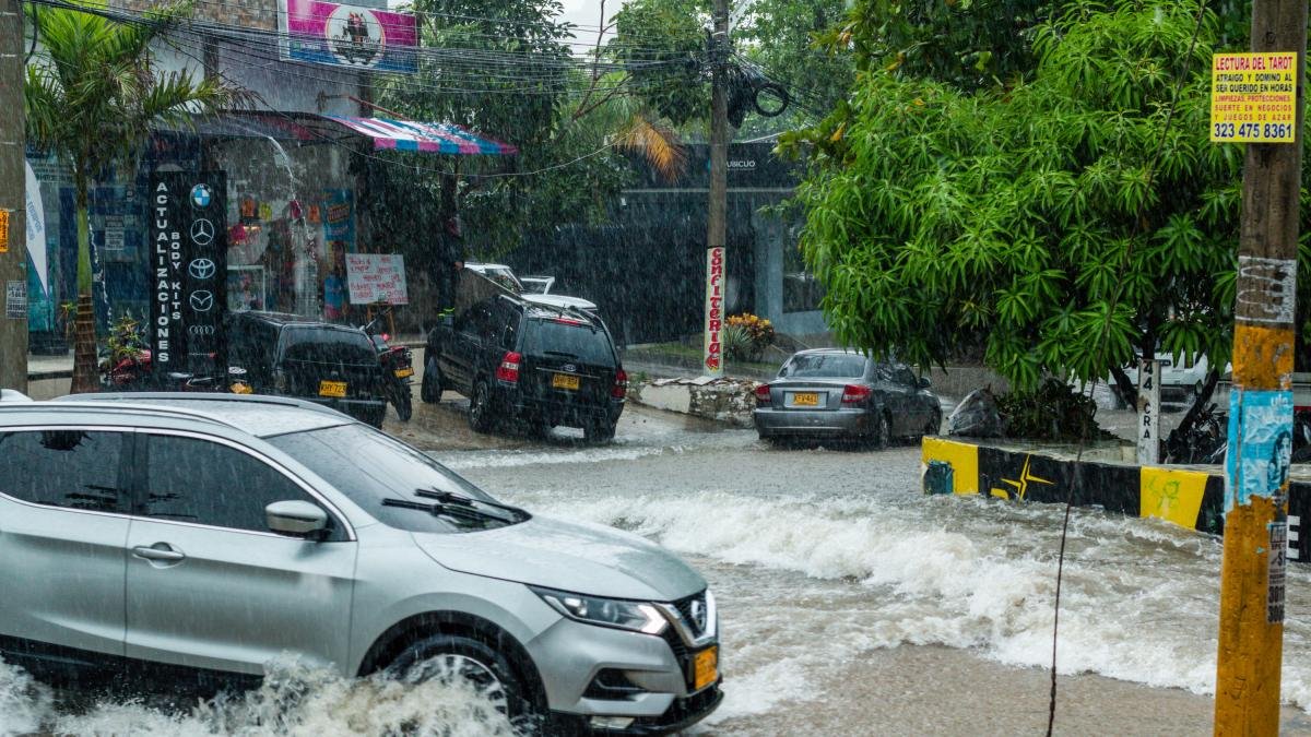 FUERTES LLUVIAS EN BARRANQUILLA EMERGENCIAS DE EMERGICIAS POR DESBORDAMIENTO DE ARTROYOS E INUNDAPONES