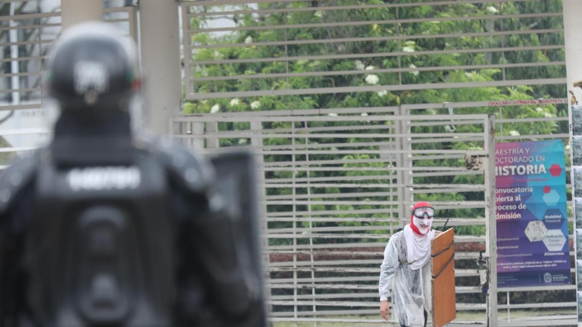 heno perturbador en dos Puntos Fuera del campus