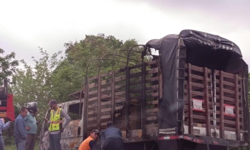 Delincuentes Armados Roban Un director e Incineran Su Camión