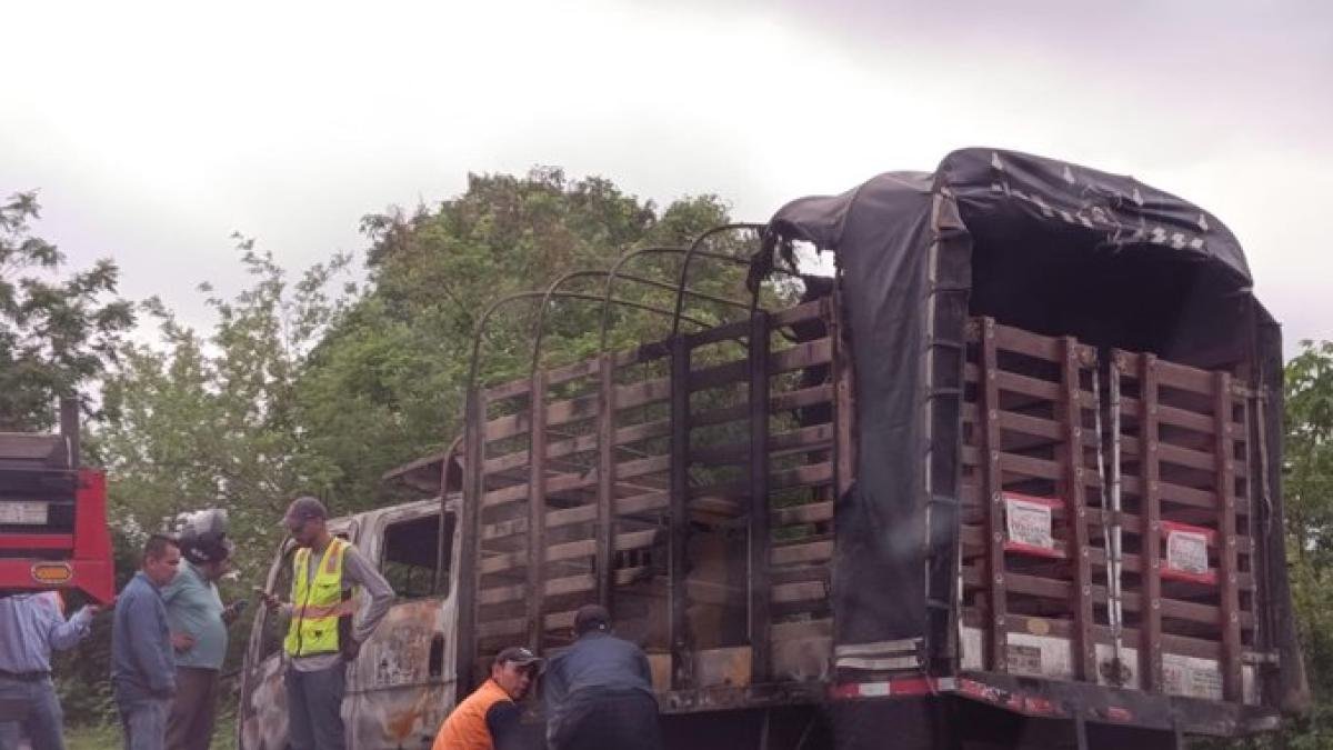 Delincuentes Armados Roban Un director e Incineran Su Camión