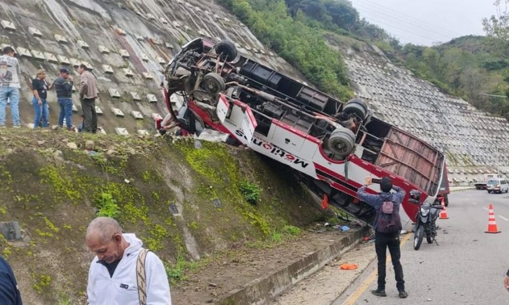 UNA Persona Fallecida y 41 Heridas en Accérdico de Bus en Vía Pamplona