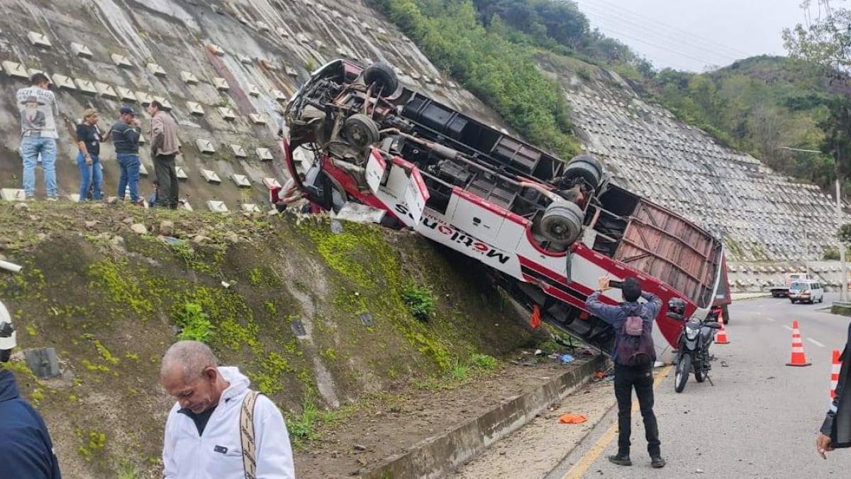 UNA Persona Fallecida y 41 Heridas en Accérdico de Bus en Vía Pamplona