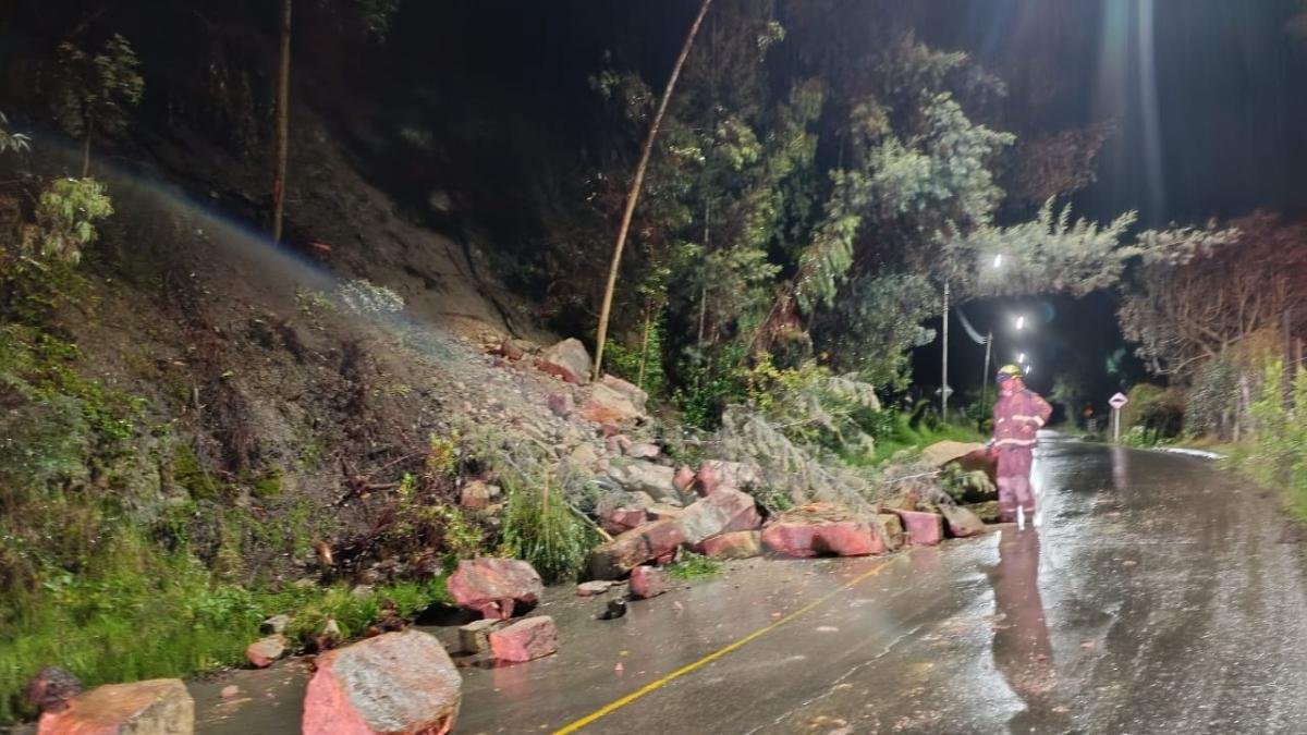 Lluvias en Cundinamarca Provocan Graves Deslizamientos en Vía Tabio