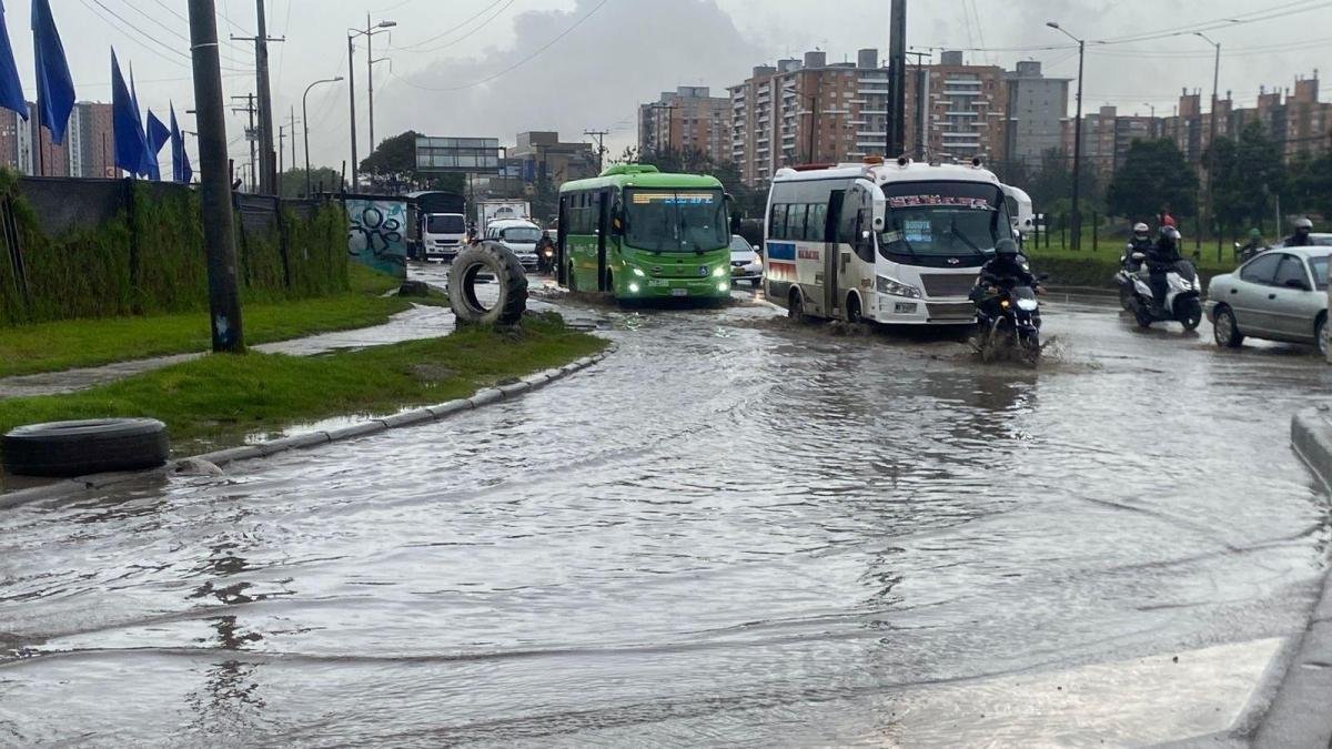 Encharcamientos y Choques Afectan la Movilidad en Toda la Ciuda