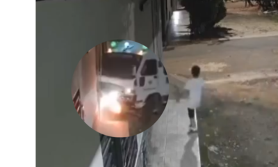 Bus Arrolló a un niño que Jugaba en la Calle y Sobrevivió de Milagro; Aquí El Impactante Video