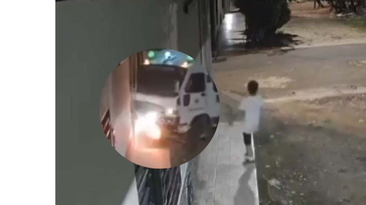 Bus Arrolló a un niño que Jugaba en la Calle y Sobrevivió de Milagro; Aquí El Impactante Video