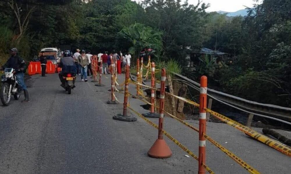 Autoridadas Verifican Cilindros abandonados en la zona