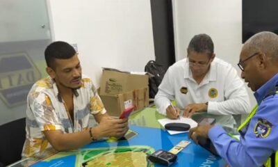 Santionan un director de buseta que jugaba en su celular Mientras conduct