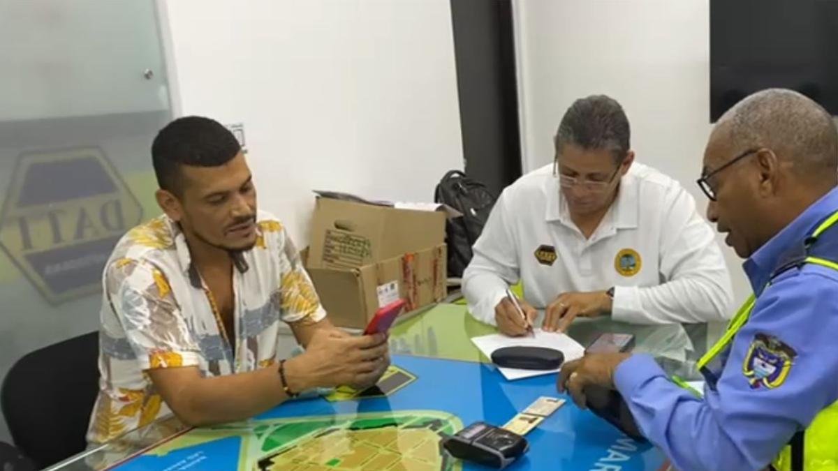 Santionan un director de buseta que jugaba en su celular Mientras conduct