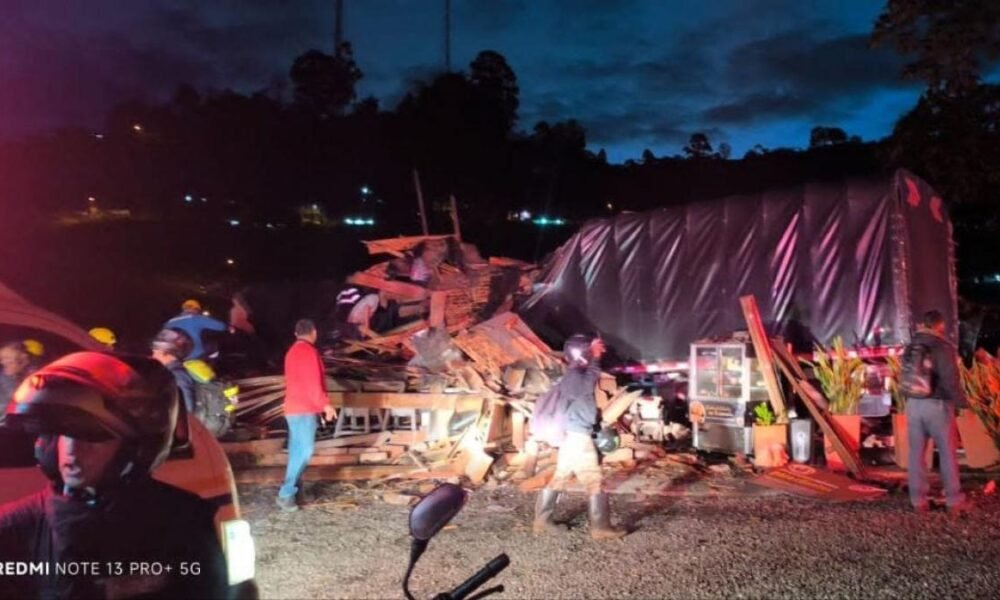 Camión se quedó sin frenos y chocó contra un restaurante en antioquia; una pareja falleció y un menor quedó herido