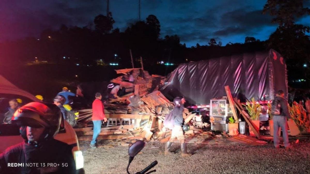 Camión se quedó sin frenos y chocó contra un restaurante en antioquia; una pareja falleció y un menor quedó herido