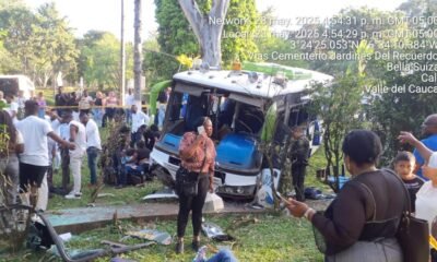 Autobús se estrelló contra un carro en un cementerio y luego Rodó por una pendiente en cali; heno 15 heridos