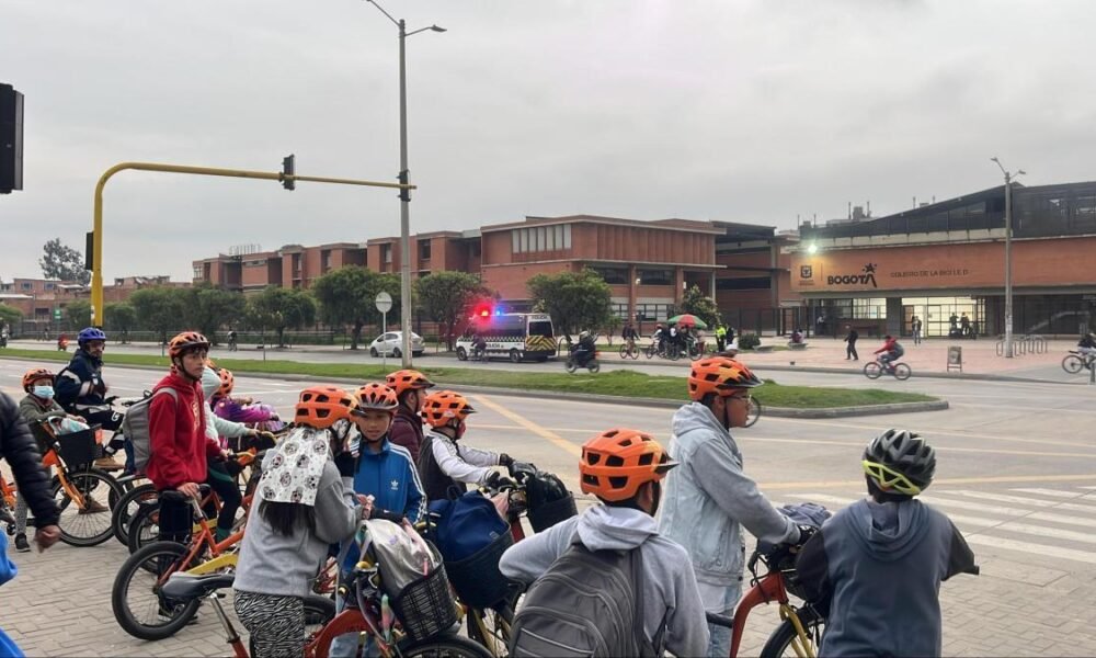Así es la estrategia con la que más de 9.000 estudiantes ruedan hacia el aula en bogotá